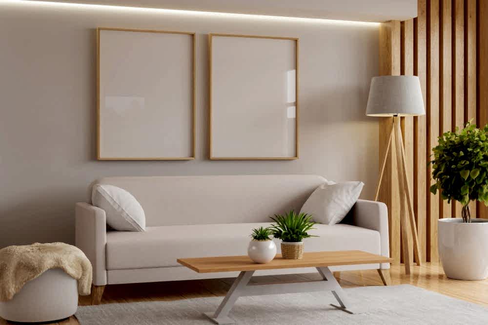 beyaz renkli koltuk, ahşap sehpa ve lambaderli aydınlık salon